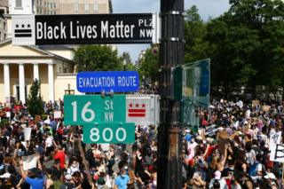 Der Bürgermeister der Stadt genehmigte das Gemälde der Worte Black Lives Matter auf der Straße in Fridaay