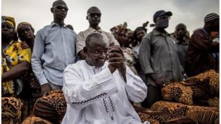 Adama Barrow, le président élu de la Gambie entouré de ses militants (archives)