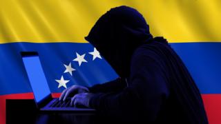 Hacker con la bandera de Venezuela de fondo.
