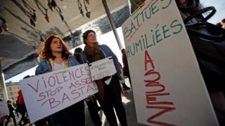 Французские активисты демонстрируют насилие над женщинами, октябрь 2017 года