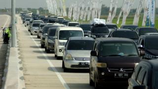 Kendaraan pemudik antre di gardu tol darurat di jalan tol fungsional Pejagan-Pemalang, Kertasari, Kabupaten Tegal, Jawa Tengah, Minggu (10/6). Pada H-5 lebaran kendaraan pemudik di jalan tol fungsional dari arah Jakarta menuju Jawa Tengah meningkat dan terjadi kemacetan di gardu tol darurat.