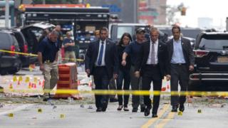 Vali Andrew Cuomo patlama yaşanan bölgeyi ziyaret ediyor.