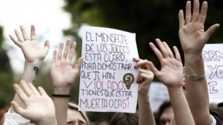 Una mujer con una pancarta