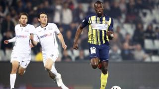 Bolt (iburyo) mu mukino wa gicuti ubanziriza shampiyona ubwo ikipe yakiniraga ya Central Coast Mariners yakinaga na Macarthur South West United