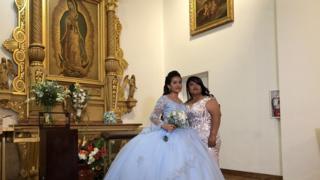 Mónica junto a su madre, Adriana.