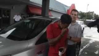 Walter ayaa ilmeeyay markii gaariga cusub lagu wareejiyay