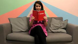 Natalie Byrne con su libro Period