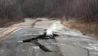 Ruta dañada y con humo en Centralia, Pensilvania.