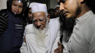 আল্লামা শফি: ২০১৩ সালে শাপলা চত্ত্বরের সমাবেশের মাধ্যমে সবার নজরে আসেন।