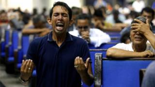 Un feligrés de La Luz del Mundo.