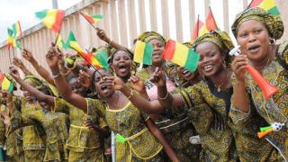 Des femmes, fans de la Guinée, une sélection qui s'est déjà hissée en finale de la Coupe d'Afrique des Nations (1976).