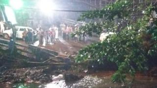 রাতে ফ্ল্যাড লাইটের আলোয় উদ্ধারকাজ