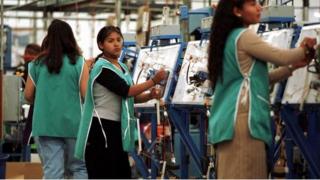 Mexicanas trabalhando em indústria