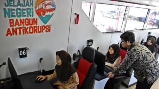 Petugas mengarahkan sejumlah siswa dalam permainan komputer edukasi saat acara Jelajah Negeri Bangun Antikorupsi oleh Komisi Pemberantasan Korupsi (KPK) di Ungaran, Kabupaten Semarang, Jawa Tengah, Rabu (10/10). Acara yang digelar secara bergantian di 10 kota dan kabupaten di Indonesia tersebut bertujuan mengkampanyekan dan mengedukasi gerakan antikorupsi kepada masyarakat, khususnya generasi muda.