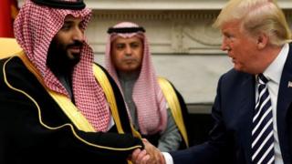 Bwana Trump (iburyo) yakomeje kugaruka ku mubano ushingiye ku bucuruzi n'igisirikare Amerika ifitanye na Arabie Saoudite itegekwa n'igikomangoma Salman (ibumoso)