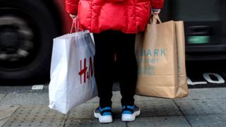 Удивить кого-то своим подарком - далеко не всегда хорошая идея. Человек, возможно, предпочитает получить что-то определенное - а тут вы со своим сюрпризом....