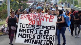 Migrantes caminham pela rua de Chiapas