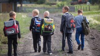 Школьники идут в сельскую школу