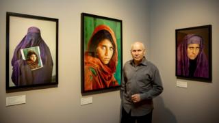 Ünlü fotoğrafçı Steve McCurry, Sharbat Gula'yı 17 yıl aradıktan sonra 2002 yılında bulmuştu.
