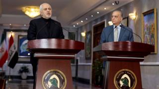 محمد جواد ظریف، وزیر خارجه ایران به همراه محمد علی حکیم، وزیر خارجه عراق