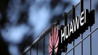 Логотип Huawei возле исследовательского центра в Оттаве, Онтарио, Канада