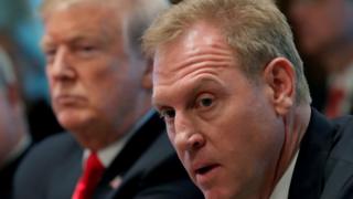 Patrick Shanahan (bìa phải) ngồi bên cạnh Donald Trump trong cuộc họp nội các hôm thứ Tư
