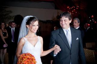 A médica Bianca Machado Cotta vestida de noiva, de mãos dadas com o pai Renato Machado Cotta. Ela foi uma das vítimas do acidente do voo 447 da Air France, no dia 1º de junho de 2009