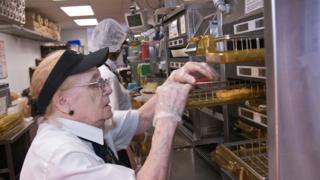 80-летний работник в ресторане McDonalds в Мичигане
