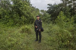La sargento López sosteniendo un rifle.