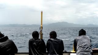 Inmigrantes en el Aquarius.
