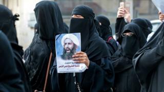 مظاهرة لنساء سعوديات في القطيفأثناء احتجاجهم على قرار إعدام رجل الدين الشيعي نمر النمر