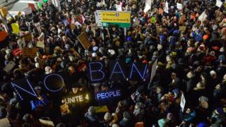 Manifestantes en el aeropuerto John F. Kennedy, Nueva York.