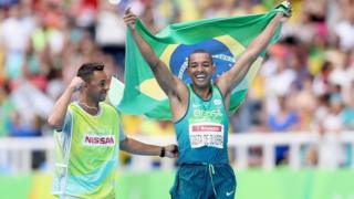 Ricardo Costa saltou 6.52 metros e ficou com o ouro na categoria T11, para cegos