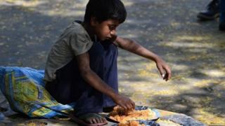 રસ્તા પર બેસીને જમતુ ગરીબ બાળક