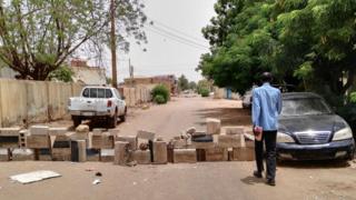 Des barricades sont érigées dans certains quartiers de Khartoum par les manifestants.