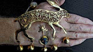 La liebre de oro de 18 quilates tiene incrustaciones de rubíes, nácar y piedras de luna.