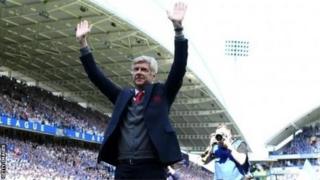 Arsène Wenger asezera ku bafana ba Arsenal nyuma y'umukino wa nyuma ayitoza wabereye ku kibuga cy'ikipe ya Huddersfiled, ku itariki 14 y'ukwa gatanu mu 2018