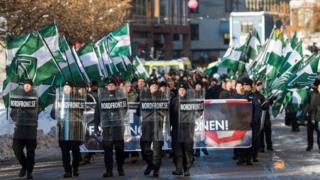 сторонники северного движения сопротивления на демонстрации