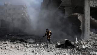 Un volontaire humanitaire à Saqba, dans la Ghouta assiégée.