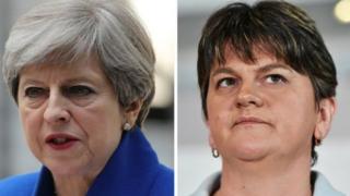 Theresa May iyo Arlene Foster oo kala hogaamiya labada xisbi