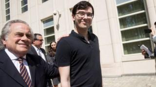 Aliyekuwa muuzaji dawa Martin Pharma Bro Shkreli kulia
