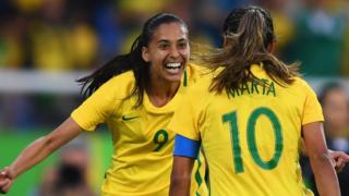 Jugadoras de Brasil celebran un gol