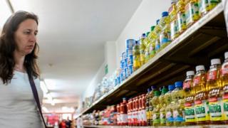 Una mujer en un supermercado en Venezuela.