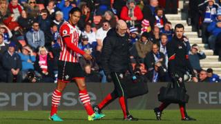 Van Dijk blessé quitte le terrain lors du match de Premier League Southampton contre Leicester City le 22 janvier dernier