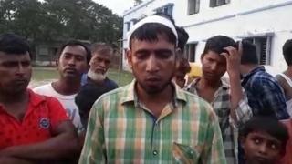 সাংবাদিকদের সাথে কথা বলছেন আক্রান্ত মুসলিমদের একজন