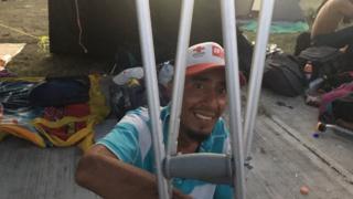 Isaac Perreira con muletas donadas