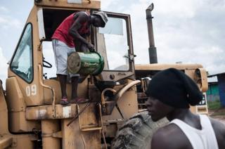 Mafuta ya Dizeli ikitiwa kwenye tinga tinga barani Afrika