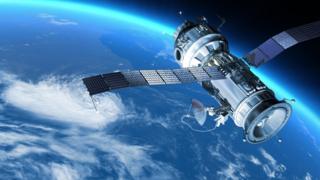 Satélite orbita la Tierra.