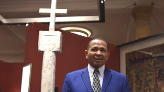 Namibia Ambassador to Germany Andreas Guibeb pose wit di Stone Cross
