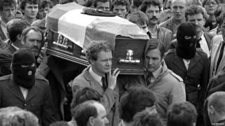 Мартин МакГиннесс на похоронах ИРА